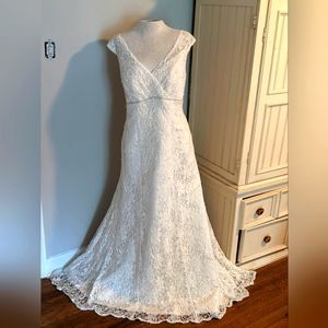 David's Bridal. Wedding Dress. Size 18W. Ivory/Champaign